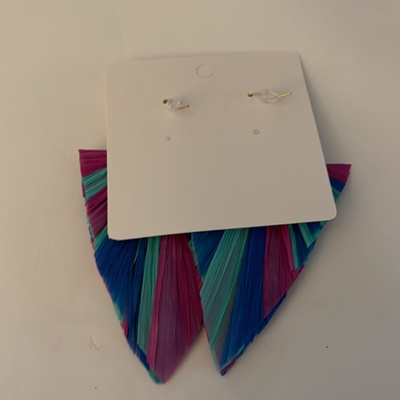 Earrings NWT Boho and gorgeous Gold hardware and colorful. - Picture 4 of 4